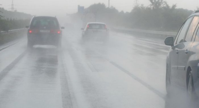 빗길 고속도로에서 물안개 속을 주행 중인 차량들 모습