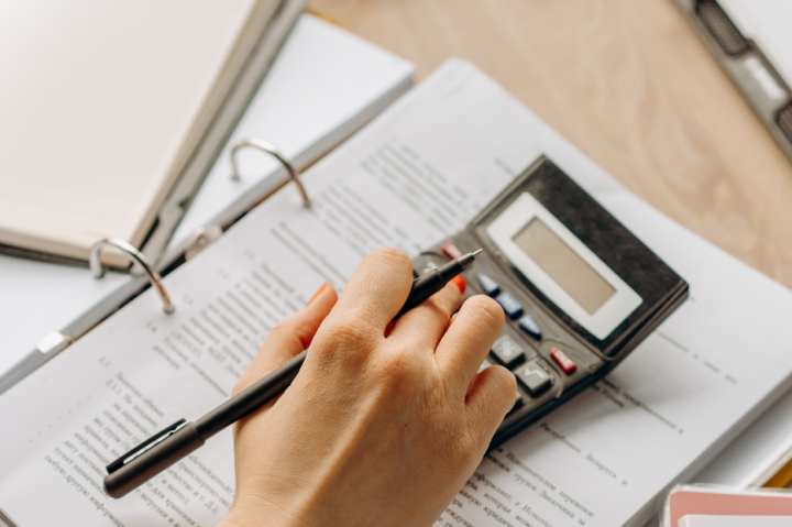 계산기 두드리는 손