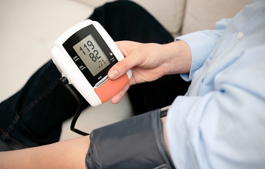 혈압측정기로 혈압체크