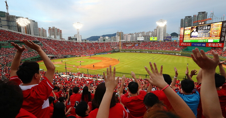 사직 야구장 롯데 자이언츠 팬들의 열광적 응원 [롯데 자이언츠 홈페이지 제공]