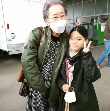 배우-윤여정과-유나-투샷