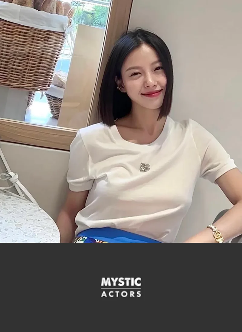 흰반팔티에 단발머리를 하고 있는 고민시