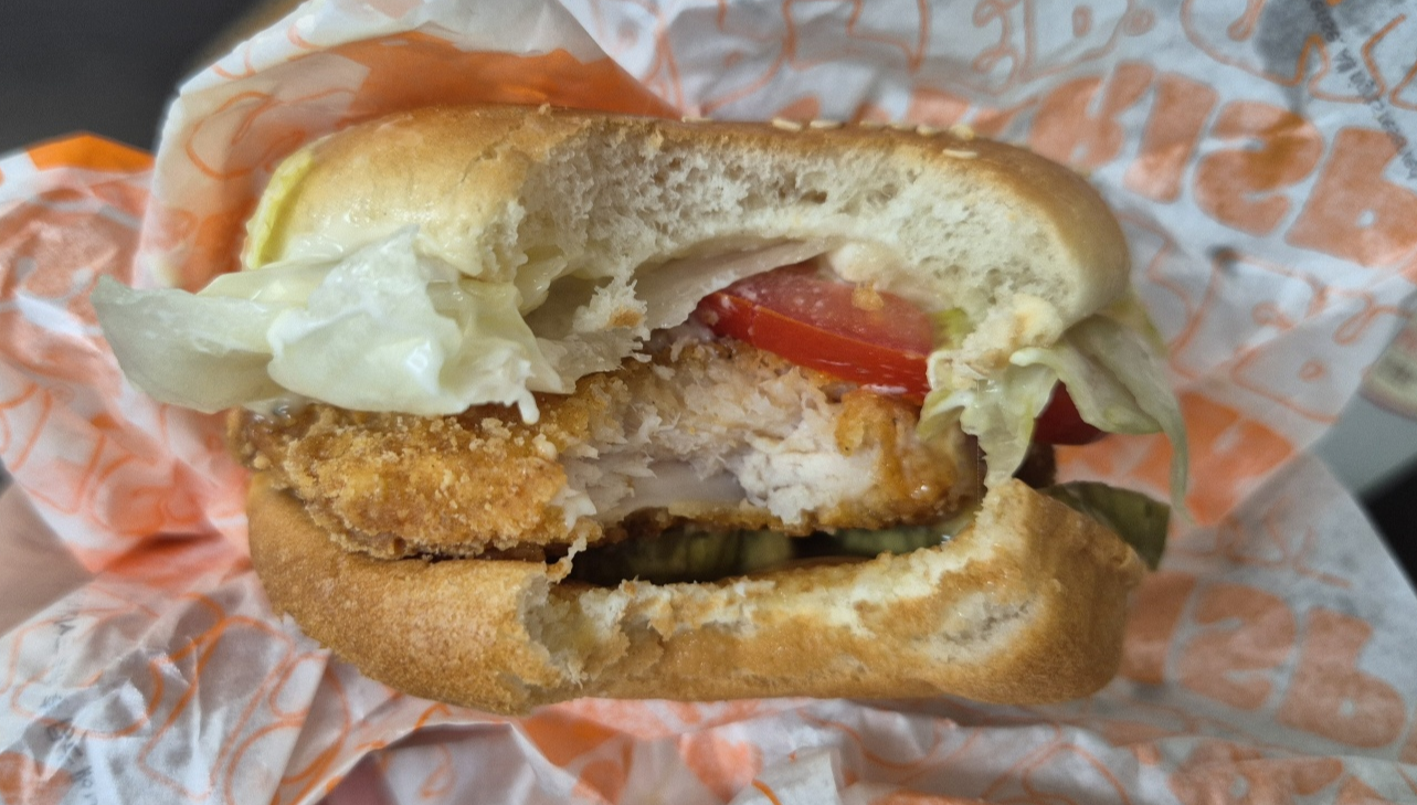 잘 만들어진 치킨버거의 맛을 느낀다.