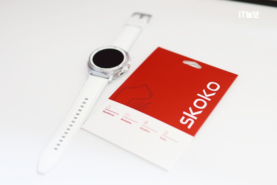 화이트 갤럭시 워치8 클래식과 스코코 필름 패키지