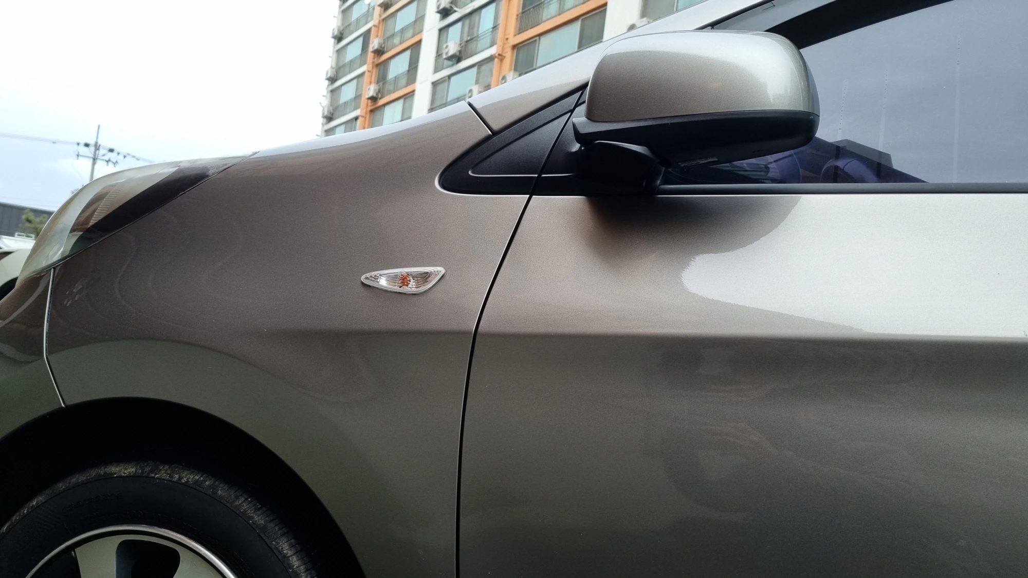 사이드미러 커버 도색 후 교체 완료 모습