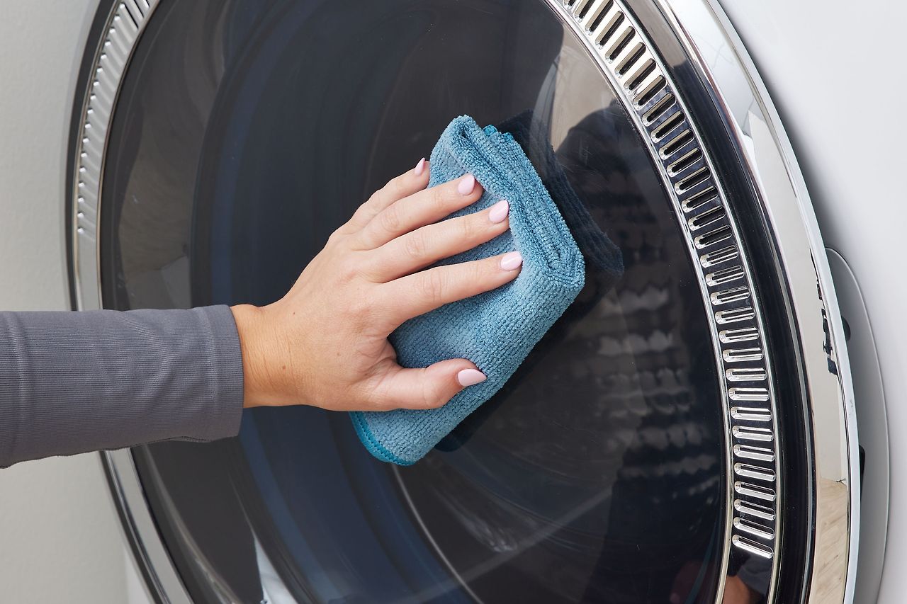 Cleaning a drum washing machine