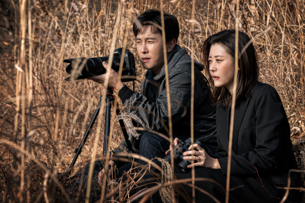 카메라를-들고-있는-김동완과-전세현