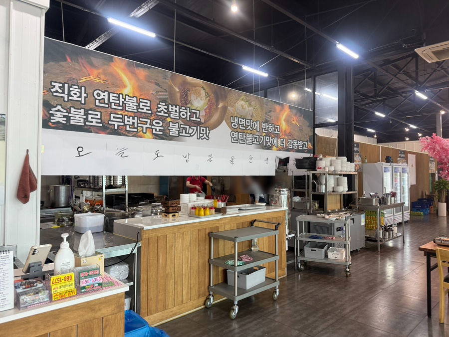 천안 유량동 시골연탄불고기냉면집 내부에서 보이는 오픈 키친 모습