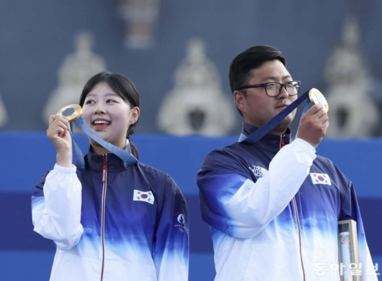 2024 파리올림픽 양궁 혼성 단체전 금메달 (왼)임시현, (우)김우진