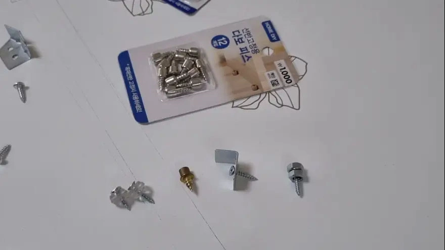 선반 올려놓은 볼트