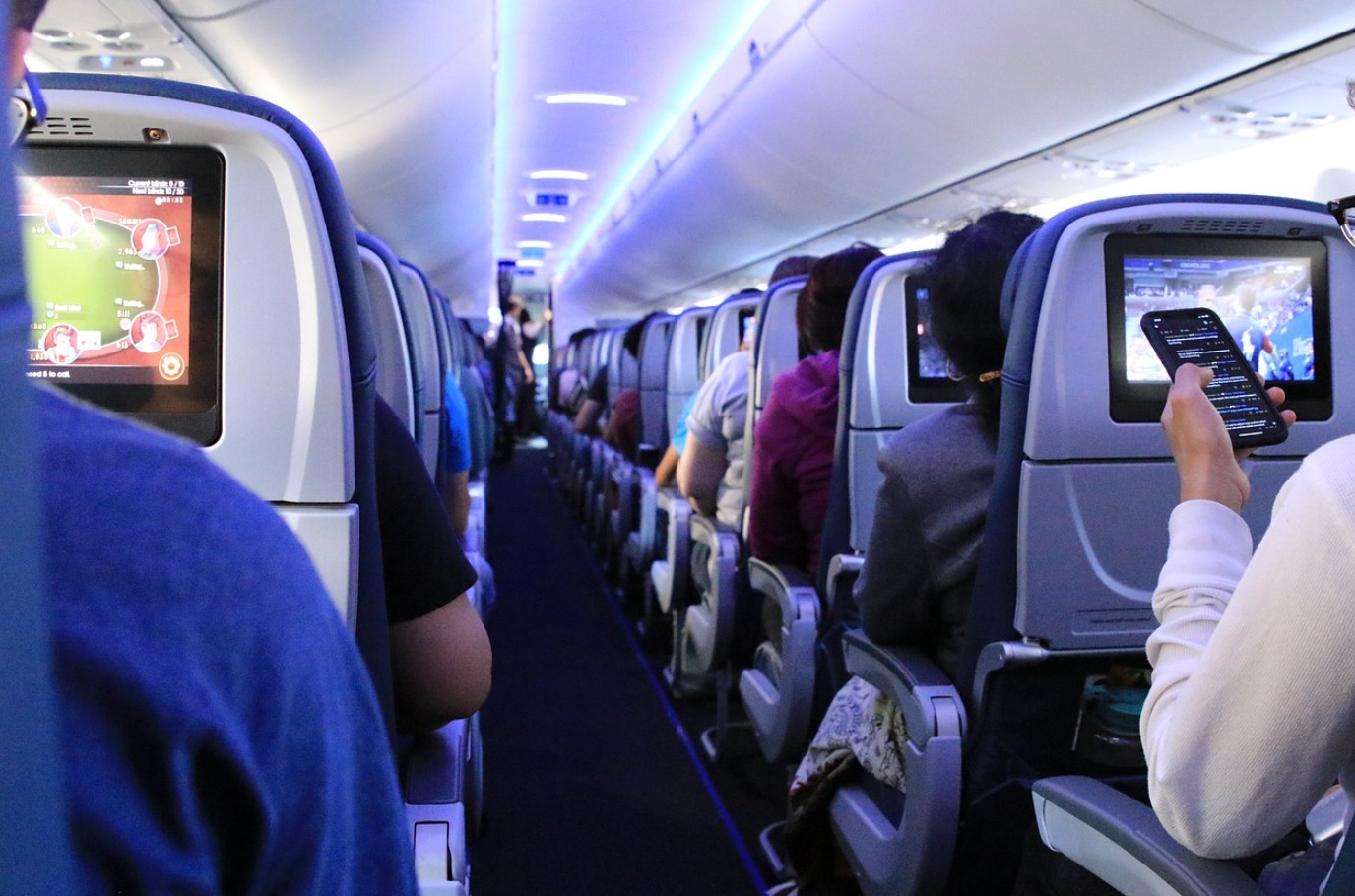 항공기 내부 조명이 켜져있는 모습