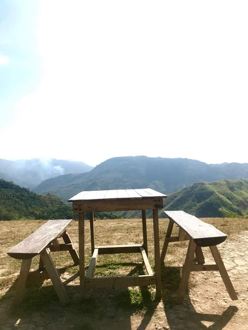 Old Picnic Table and Bench on Mountain 산꼭대기에 놓인 오래된 나무 피크닉 테이블과 벤치, 고요한 자연 속 휴식 공간