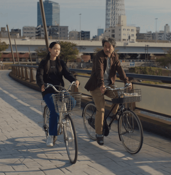 퍼펙트 데이즈 주인공이 조카와 자전거 타는 모습