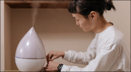 가습기를 사용하고 있는 여성