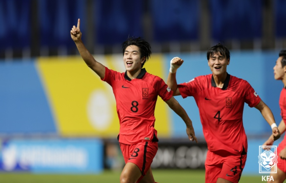 손가락을 들고-웃고있는-대한민국-축구선수들