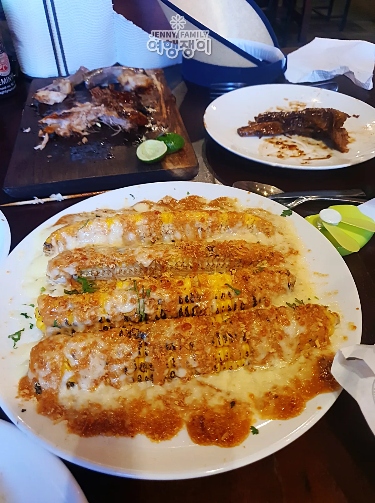 발리 스미냑 너티 누리스 크레이지 콘, 치즈·마요 듬뿍 올린 직화 옥수수 — Naughty Nuri’s Seminyak Crazy Corn topped with cheese and mayo.