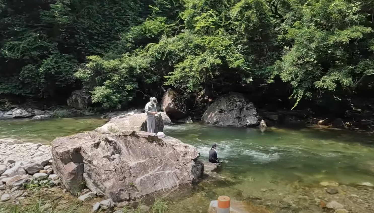용추계곡: 웅장한 폭포와 깊은 연못의 매력