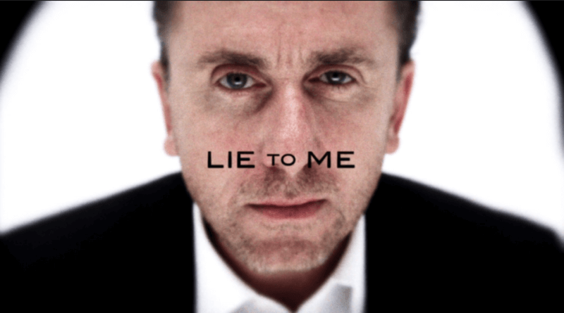 흰-배경에-외국인-중년-남자의-얼굴이-확대되어-있다