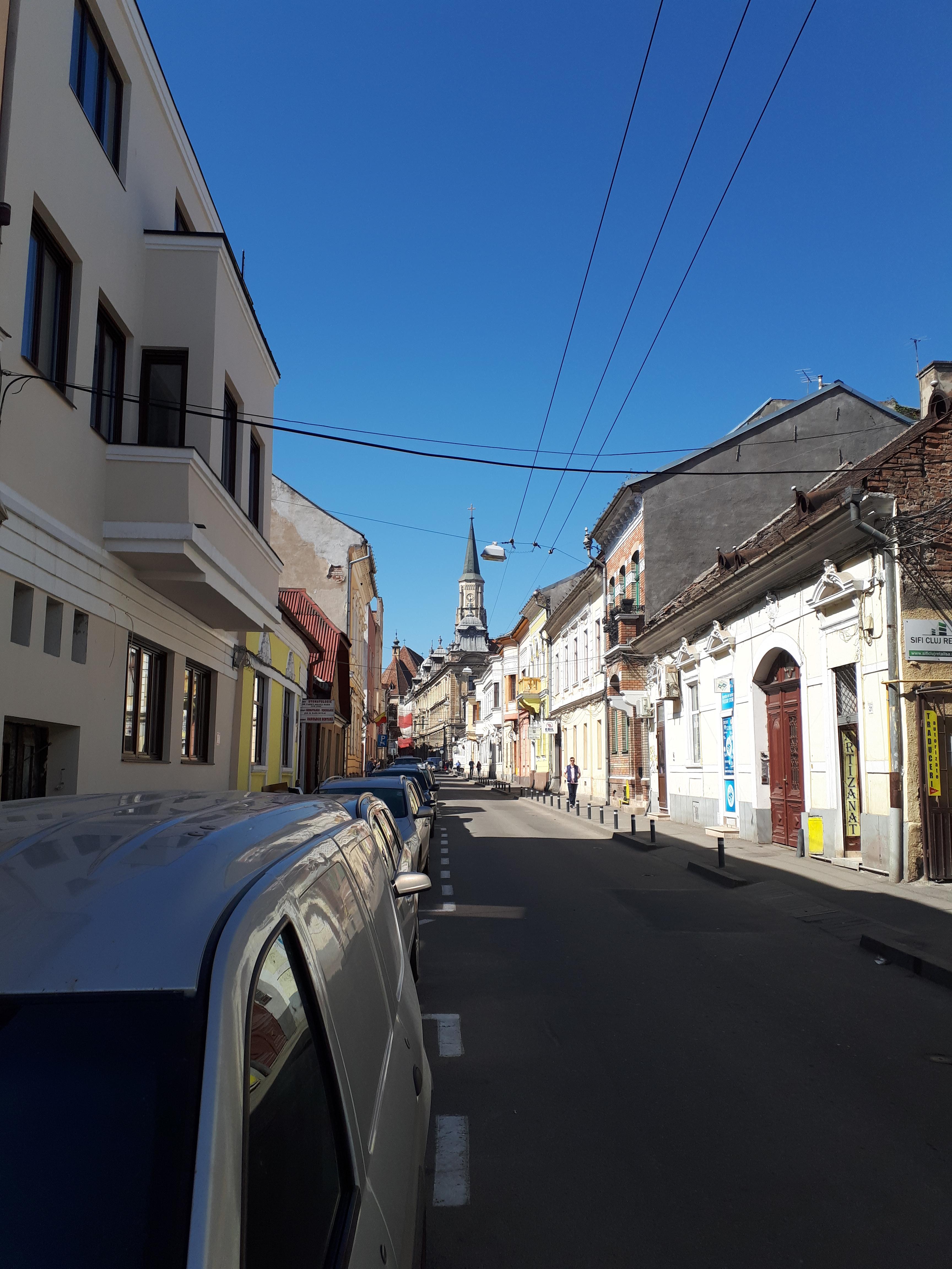 루마니아 클루지나포카 도로와 교회
