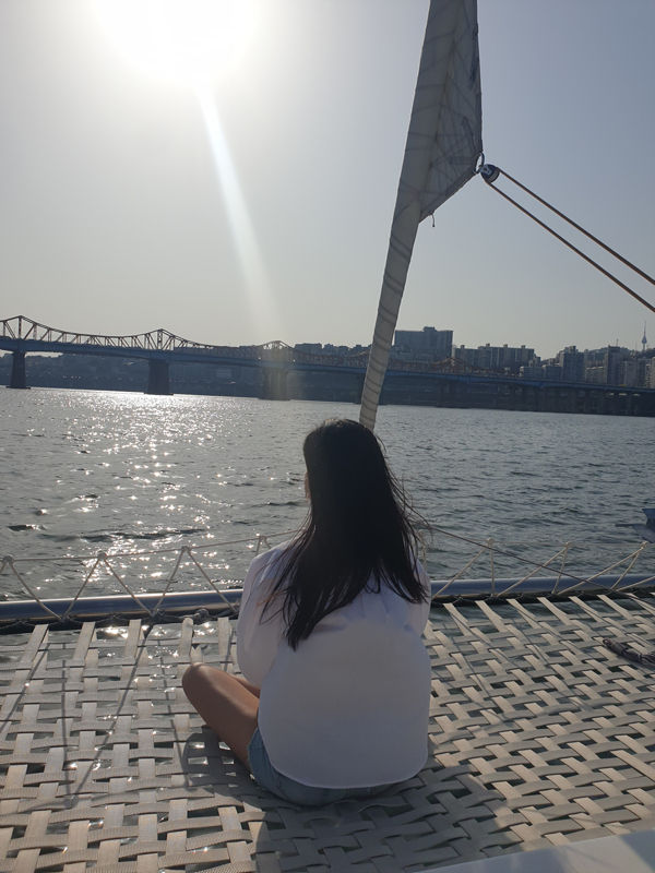 그물망-자리에-앉은-뒷모습