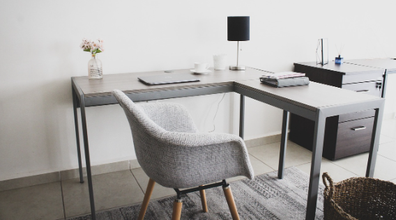 재택근무 직장인을 위한 효율적인 책상 배치와 공간 활용법