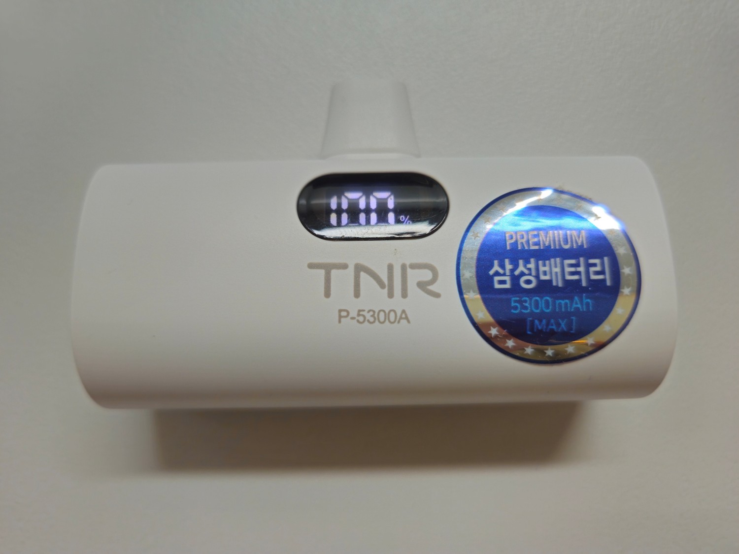 보조 배터리의 잔량이 LCD에 표시되어 있다