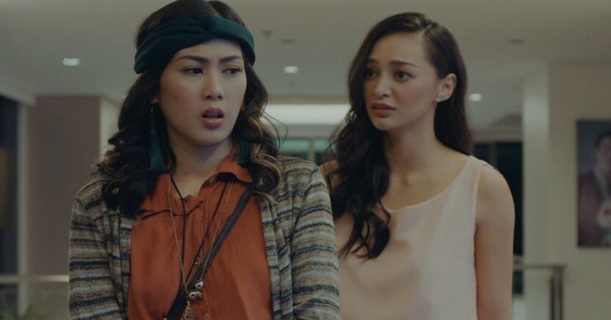 두 여성이 서로를 눈치채는 모습