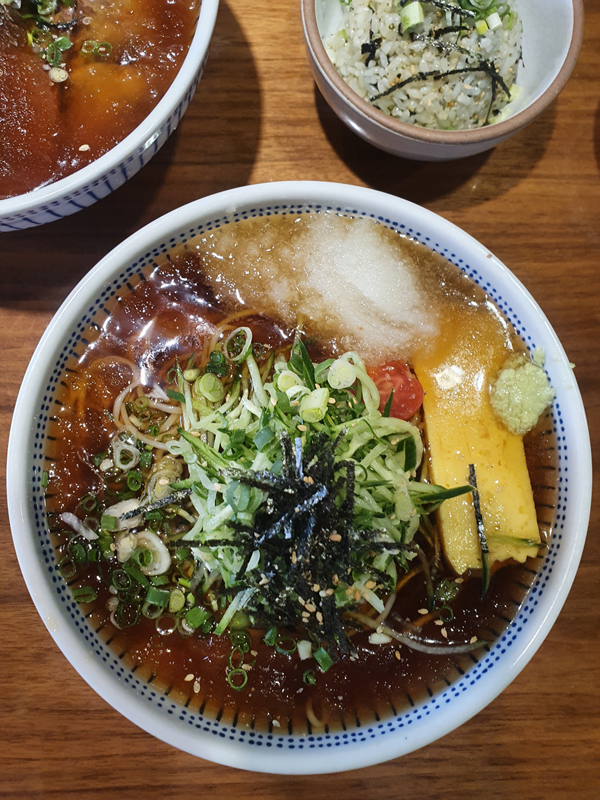 오이가_듬뿍_올라간_냉소바