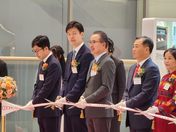 신유열 롯데케미칼 상무(왼쪽 두 번째)가 베트남 하노이 ‘롯데몰 웨스트레이크 하노이’ 오픈식에서 김준영 롯데프라퍼티스하노이 법인장, 정준호 롯데백화점 대표, 김상현 롯데쇼핑 대표(부회장) 등과 함께 테이프를 자르고 있다.