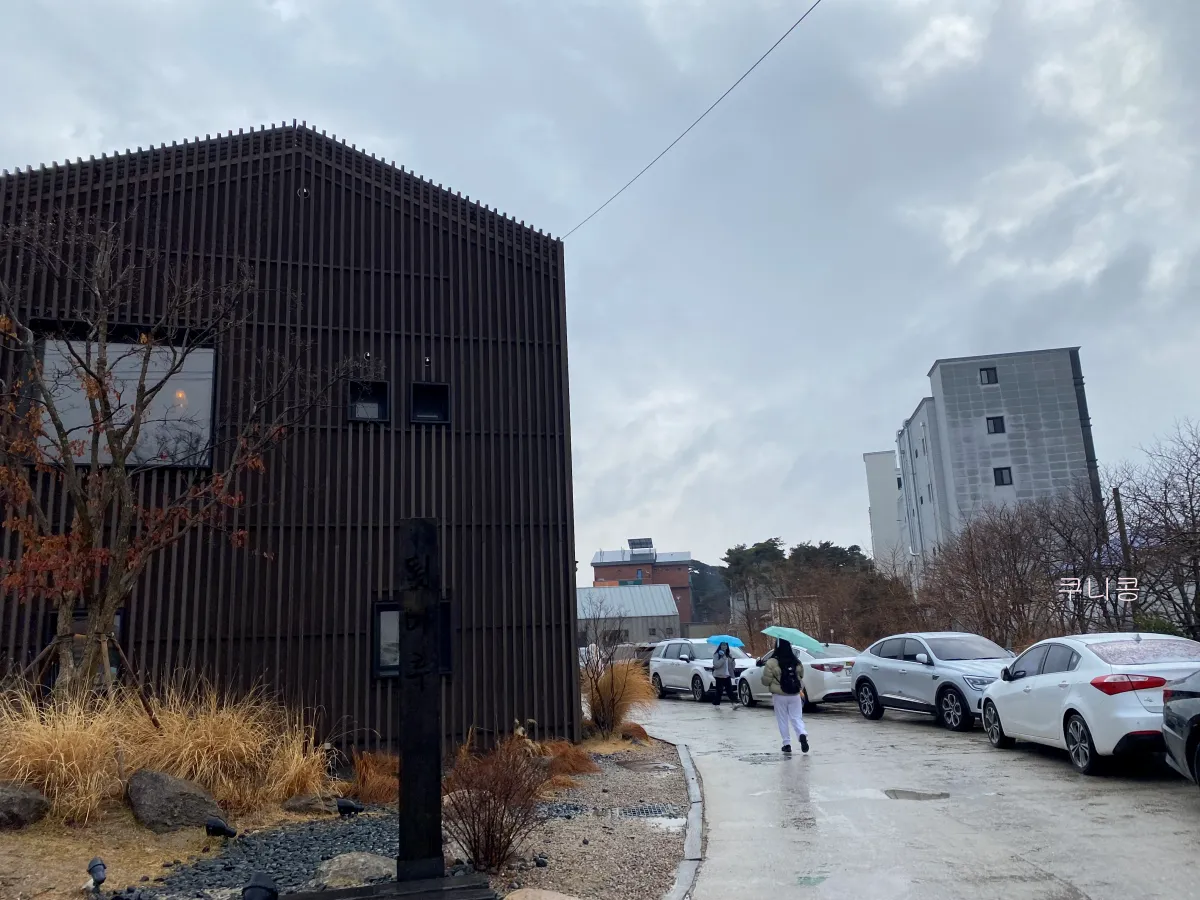 강원도-강릉-여행-카페-툇마루-주말-1시간-웨이팅-꿀팁-및-흑임자-커피-솔직후기