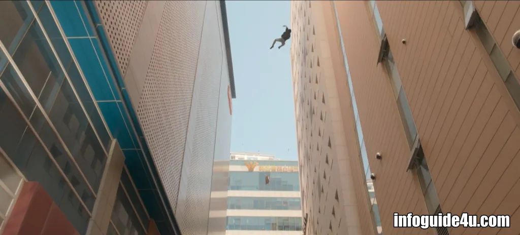 창 밖으로 던져져서 추락하고 있는 진천