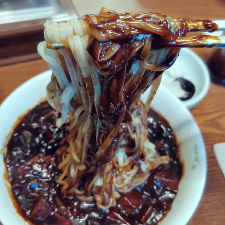 자장면을-들어오리는중