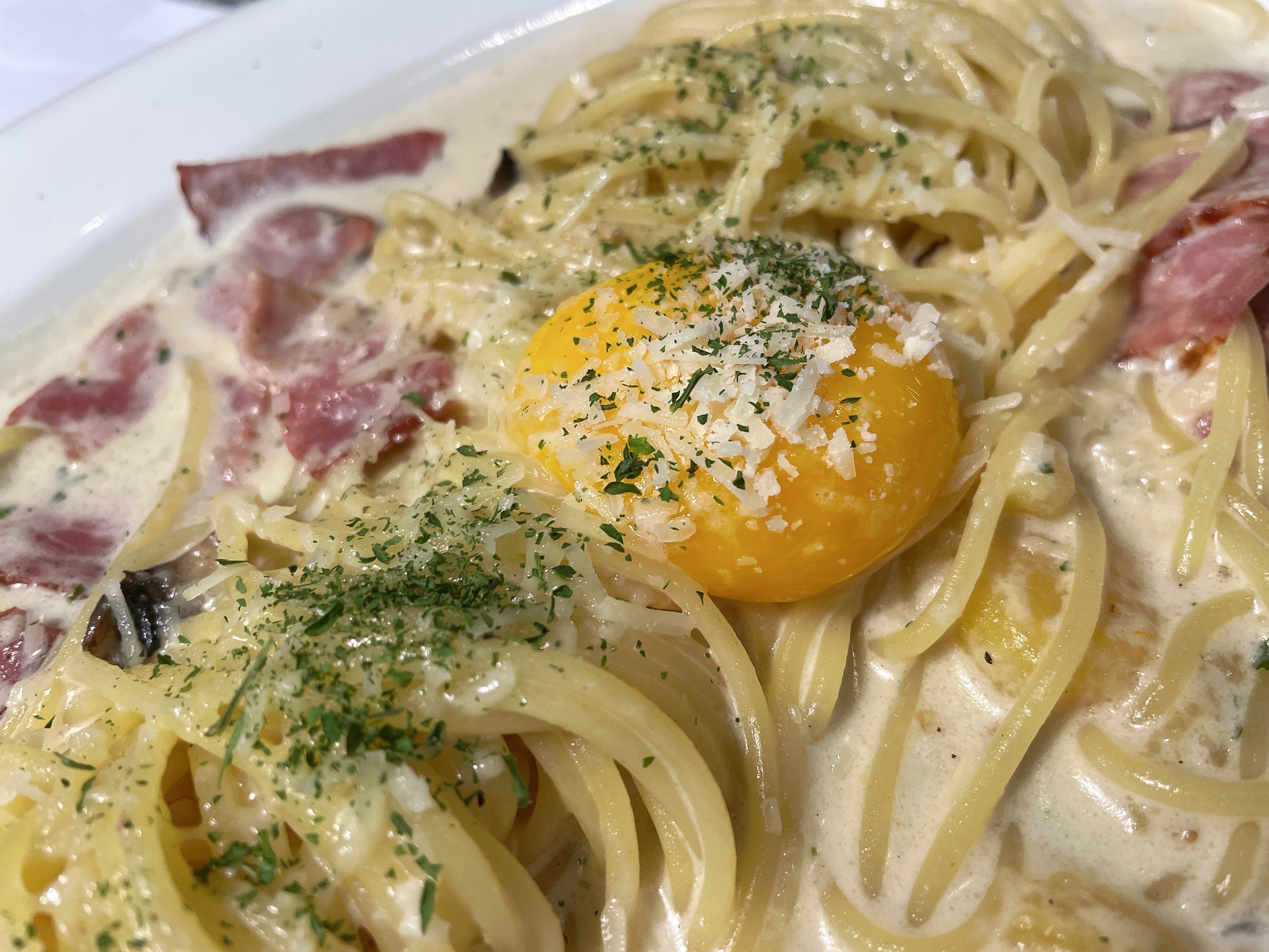 노른자를_확대해서_촬영한_까르보나라