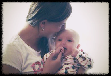 아기를 안고 있는 여성