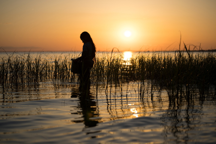 홍합을따고있는카야의어릴적모습