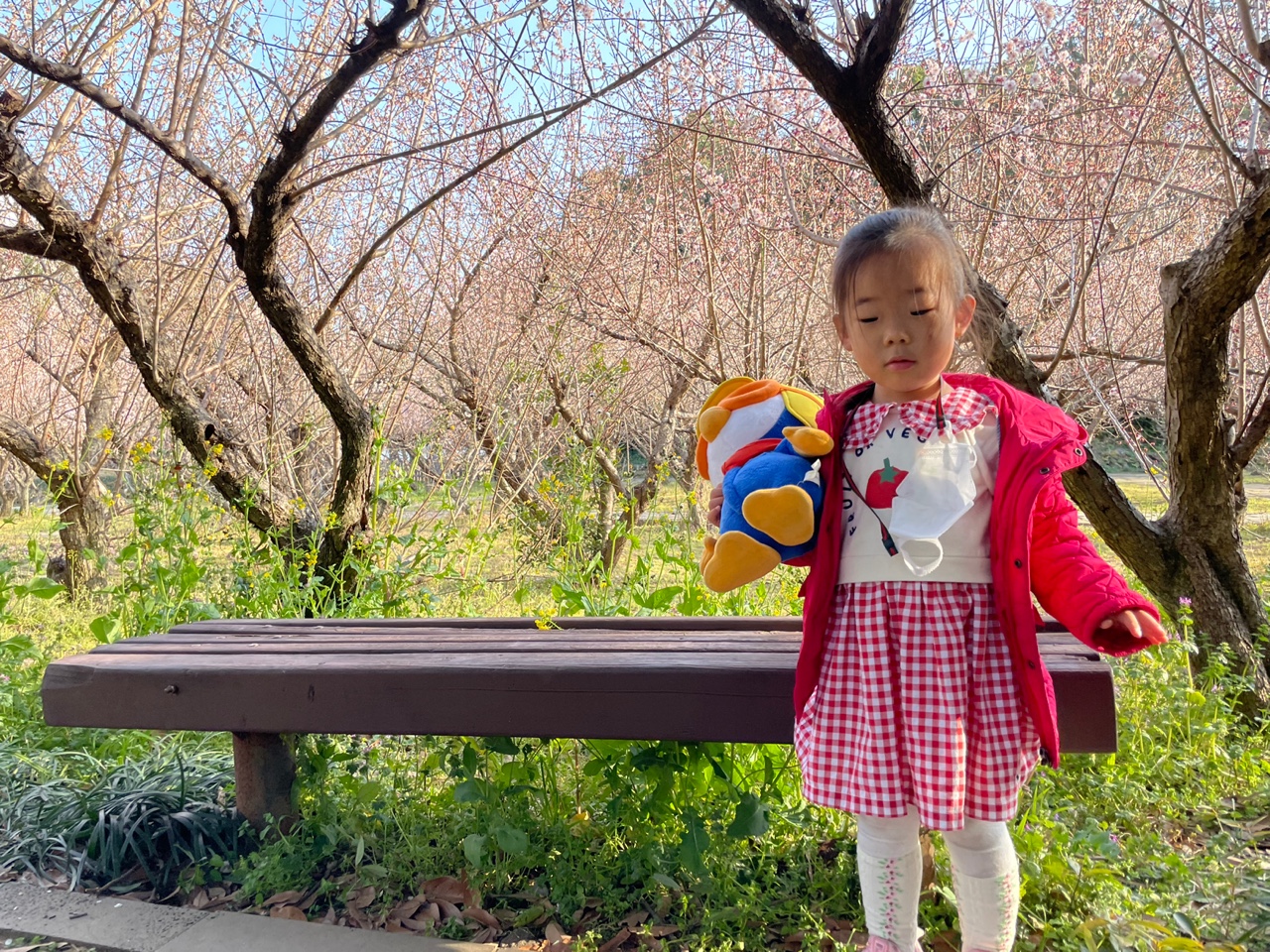 22년 지아가 매화 앞에서 눈을 살짝 감고 있는 사진