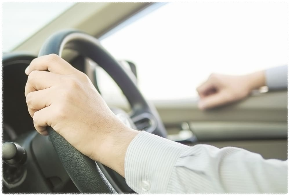 핸들을-잡고-있는-남성의-손