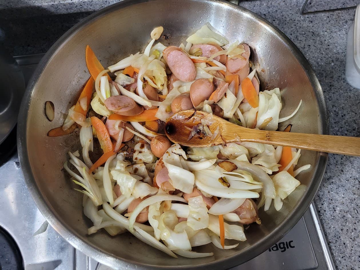 간장을 소량 첨가하는 장면