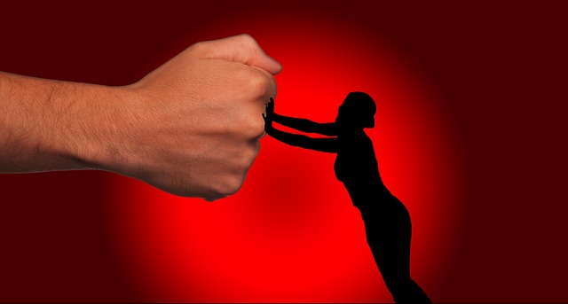 큰 주먹을 작은 일러스트 여자가 막고있는 모습