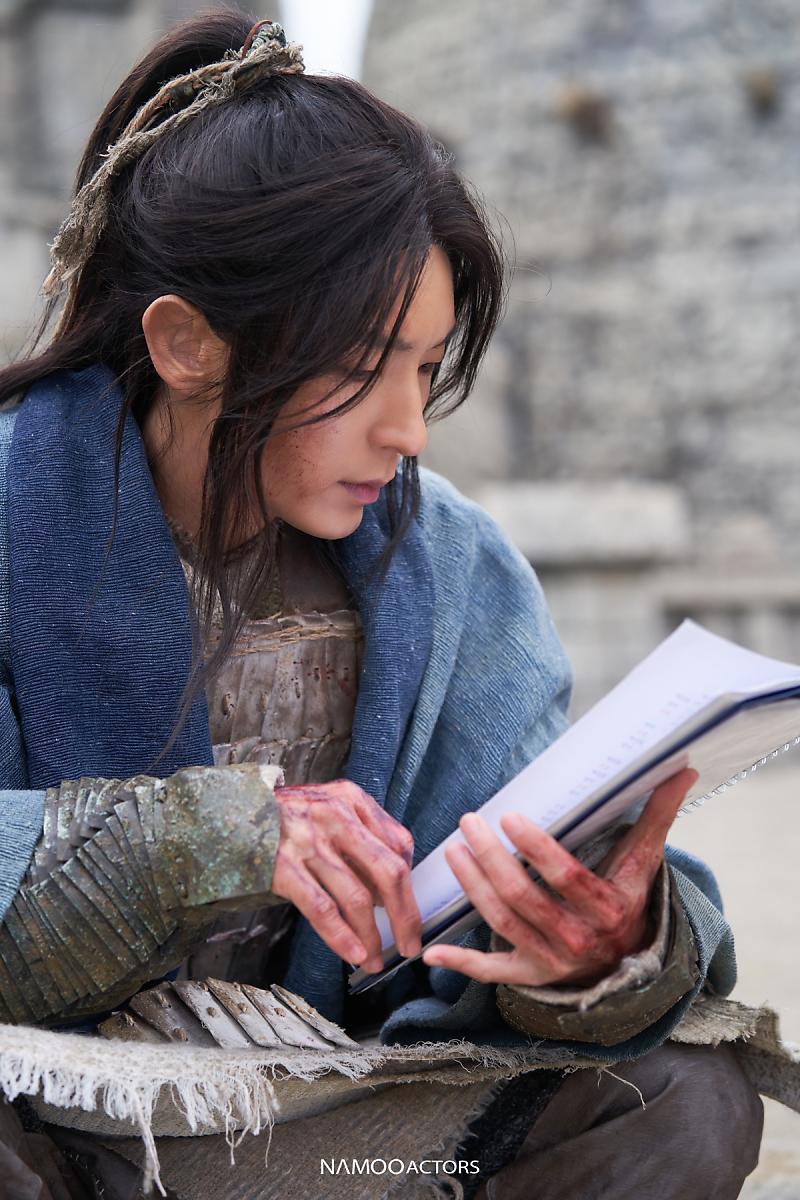 대본을 보는 중인 이준기 배우