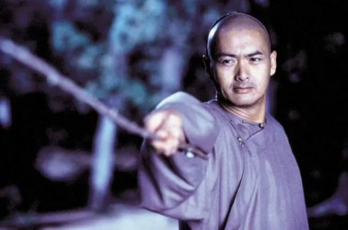 이모백이 칼을 겨누고 있는 모습