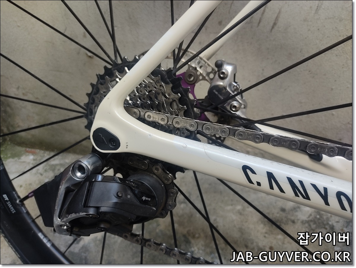 마모된 SRAM AXS 체인과 스프라켓 체인링 동반 마모 확인