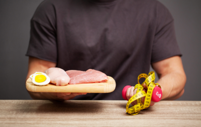 단백질이 풍부한 재료를 들고 있는 남성