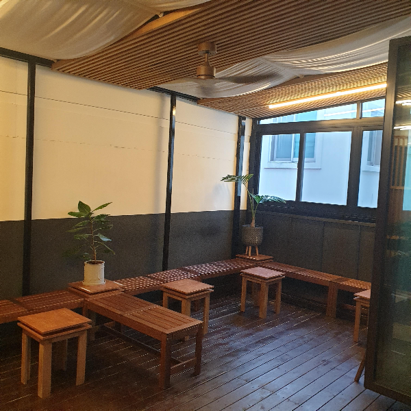 여수 카페 투어: 가치커피(gachi Coffee), 여수 스페셜티 커피 전문점_카페 내부 좌석 2