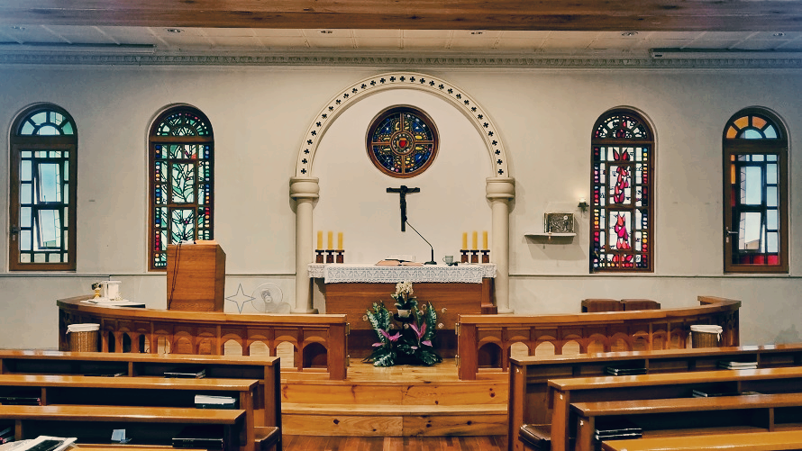 춘천 소양로성당 성전 안 제대, 제단, 십자가, 스테인드글라스 사진입니다.