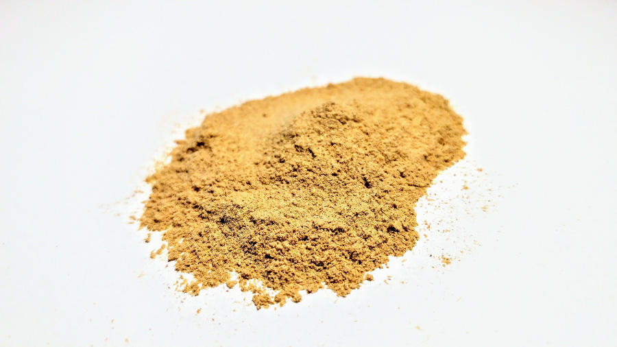 야생에서 채취를 한 인삼을 깨끗하게 세척을 한 후에 바싹 말린 것을 가루낸 인삼가루를 하얀 바닥 위에 수북하게 쌓아두고 찍은 사진