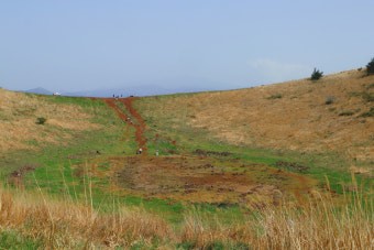 제주 금오름 정상 분화구 사진