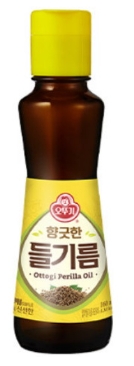 적은 양으로도 요리의 풍미를 살려주는 고소한 참기름의 모습