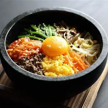 맛있는 재료로 조합을 이룬 비빔밥
