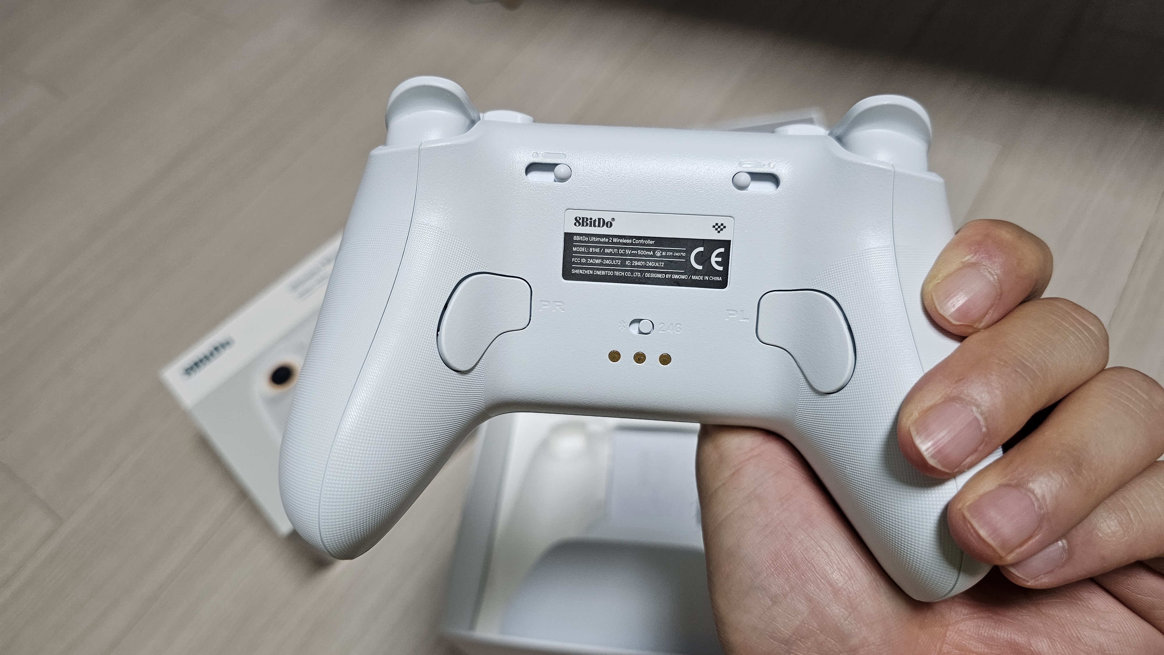 8BitDo Ultimate2 Wireless 팔비또 측면 그립과 버튼 구성